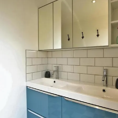 Le Chalet, Les Pieds Dans L'eau