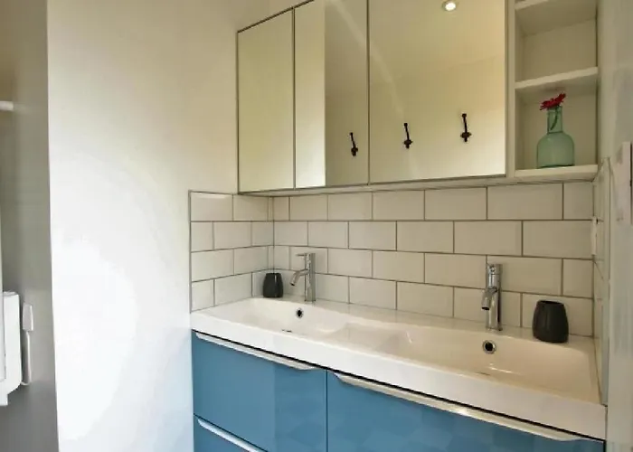 Le Chalet, Les Pieds Dans L'eau