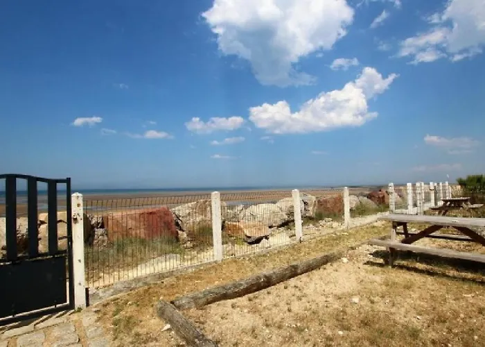 Le Chalet, Les Pieds Dans L'eau