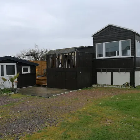 Le Chalet, Les Pieds Dans L'eau