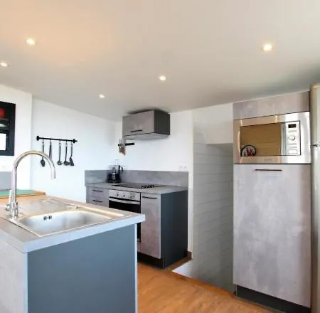 Le Chalet, Les Pieds Dans L'eau *