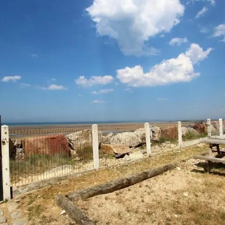 Le Chalet, Les Pieds Dans L'eau