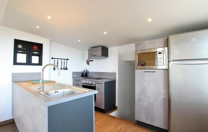 Le Chalet, Les Pieds Dans L'eau *